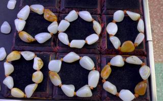 6串新疆和田玉籽料市场里,一万多籽料品质和2万多籽料品质区别