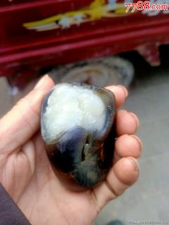新疆和田玉籽料黑皮金包玉达摩把件