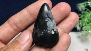 1000秒和田玉青花籽料俏色巧雕【呱呱来财】挂件,尺寸41×25×10mm重1