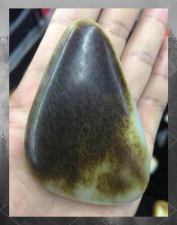 和田玉籽料皮色全解析:红皮,黑皮到巧雕的多变魅力